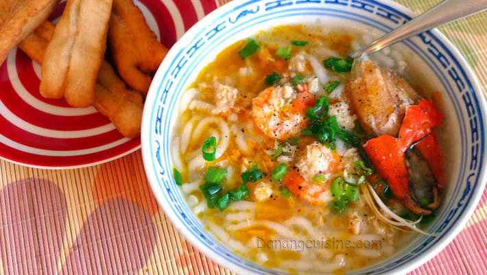 Bánh canh xương, chả, ghẹ ở bà Bé (bà Song) chợ Cồn. Quán bán từ tầm 7 -8h tối đến 1 – 2h sáng. Nước bánh canh rất ngọt ngon vị xương và ghẹ, chả dẻo ngon. Quán có nhiều loại: chả hấp, chả chiên, xương, ghẹ để bạn chọn. Giá: 25.000-30.000đ/bát chả hấp; 25.000đ đến 30.000/ bát bánh canh chả hấp + chiên. (Ảnh: Danangcuisine.com).