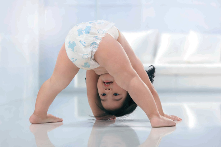 Vệ sinh cho bé đơn giản. Thông thường, khi đi chơi, các bà mẹ mang nhiều tã giấy để thay cho bé. Loại tã này theo lưu ý của bác sĩ thì dùng nhiều không tốt, không nên dùng thường xuyên, nhưng do tính tiện dụng của nó nên khi đi chơi xa thì phải có. Khi di chuyển trên những phương tiện công cộng như máy bay, tàu hỏa hay xe khách, mẹ nhớ đóng gói đủ bỉm, khăn ướt, miếng lót thay bỉm, nước rửa tay khô và vài chiếc túi nilon để vứt bỉm cũ vào.