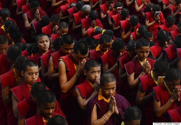 Các Phật tử cầu nguyện cho nạn nhân tại chùa Bodhgaya Mahabodhi, thị trấn Bodhgaya, ngày 26/4. Ảnh: Getty.