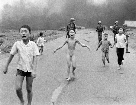Hình ảnh kinh điển chụp em bé Napalm Kim Phúc vừa chạy vừa khóc khi Mỹ dội bom napalm xuống Trảng Bàng, Tây Ninh năm 1972 từng đoạt giải thưởng Pulitzer. Bức ảnh này từng làm rúng động dư luận Mỹ. Ảnh: Nick Ut/AP.