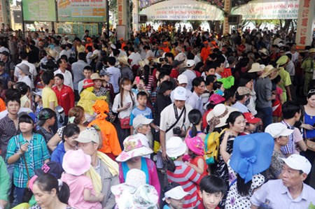 Bên trong khu du lịch, hàng ngàn người chen chúc, xếp thành hàng dài để di chuyển. Nhiều người phải toát mồ hôi để vượt qua “biển người”.