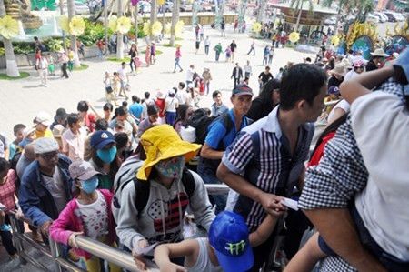 Ngày 28/4, hàng nghìn người đổ về các khu vui chơi, giải trí, công viên tại TP HCM nhân dịp được nghỉ lễ giỗ Tổ Hùng Vương (10/3 Âm lịch), khiến giao thông bị ùn ứ, các khu vui chơi đông nghịt người chen chúc nhau.