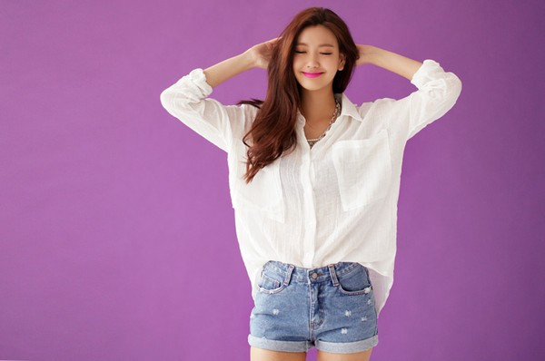 Thanh lịch với áo sơ mi. Nếu bạn không có ý định khoe vòng một thì một bộ ngực có kích cỡ vừa phải hoặc hơi nhỏ một chút sẽ giúp bạn mặc áo sơ mi được hoàn hảo. Dù mặc kiểu cài kín tới tận chiếc cúc cao nhất hay để ngỏ một vài chiếc, bạn trông đều thanh lịch và nhẹ nhàng tuyệt đối.