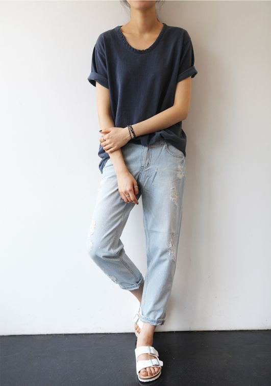 Cá tính với phong cách Tomboy. Điều đáng tiếc cho những cô nàng ngực “khủng” là phong cách menswear không chào đón họ. Phong cách này không cần một thân hình như của siêu mẫu, nó chỉ cần dong dỏng cao, mảnh mai và nếu không có…ngực thì càng tốt. Đó là lý do mà một cô nàng ngực nhỏ nên tự tin khi lựa chọn cho mình phong cách ăn vận thời thượng này.