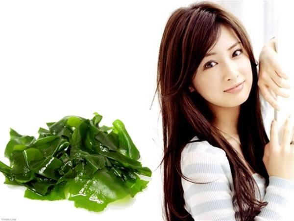 Chế độ dinh dưỡng giải nhiệt. Với người Nhật Bản, rong biển được coi là món ăn truyền thống. Với hàm lượng dinh dưỡng cao mà lại không gây béo phì, phụ nữ Nhật Bản đưa rong biển vào món ăn hàng ngày vừa tốt cho sức khỏe, lại vừa có công dụng thanh nhiệt cơ thể, ngừa mụn từ sâu bên trong.