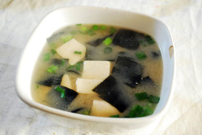 Đậu nành cũng là một trong các món ăn truyền thống của người Nhật. Ngoài ra, phụ nữ Nhật còn thường xuyên uống sữa đậu nành để nạp năng lượng cho cơ thể và làm đẹp da. Họ chế biến rất nhiều món ăn từ đậu nành, trong đó nổi tiếng nhất là đậu phụ, súp miso và edamame.