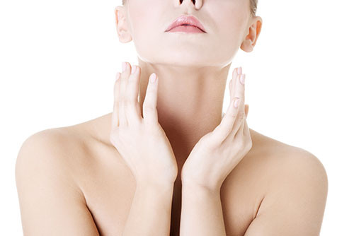 Massage với sữa. Cách này giúp làm săn chắc da xung quanh cằm và giữ cho da luôn mịn màng, tươi tắn. Thoa sữa lên cằm, massage trong vài phút và rửa sạch với nước ấm. Thực hiện nhiều lần trong ngày trong nhiều tuần. Hoặc làm mặt nạ với hỗn hợp sữa và mật ong, đắp lên cằm trong 10 phút trước khi rửa sạch với nước ấm. Thực hiện cách này 1 lần/ngày.