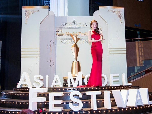 Sự kiện Ngọc Trinh nhận giải “Nữ hoàng bikini châu Á” tại Festival Model Awards 2015, do Hiệp hội Người mẫu Hàn Quốc tổ chức đã nổ ra nhiều tranh cãi suốt mấy ngày qua.