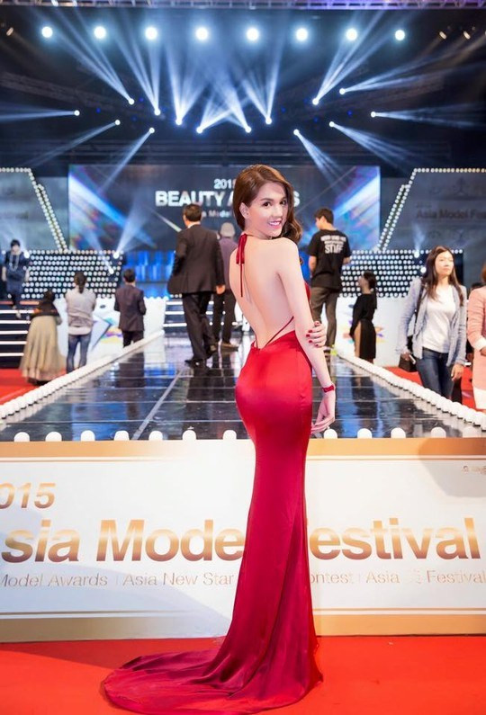 Bắt đầu từ chuyện đại diện truyền thông của Venus phát đi thông cáo báo chí về chuyến đi nhận giải đầy danh giá và đáng tự hào của Ngọc Trinh cũng như dàn chân dài trong Venus.