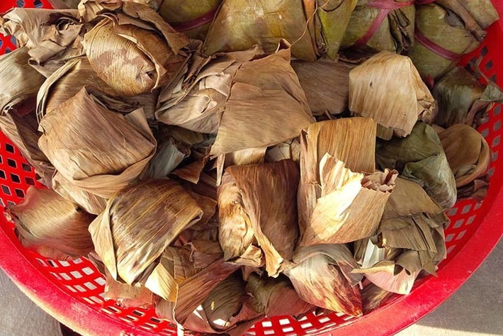 Bánh ít lá gai. Bánh ít lá gai gói bằng lá chuối, hình dẹt. Nhân bánh gai được làm bằng lạc rang giã nhỏ hoặc đỗ xanh trộn đường. Khi ăn, không thể lột bỏ lá bánh một cách vội vàng được. Phải thong thả tước lá thành từng sợi để bánh khỏi dính theo lá. Chiếc bánh bóc ra đen nhánh, mịn màng như một lát thạch. Bánh có vị ngọt sắc của đường, vị dẻo thơm của nếp và lá gai, vị bùi của nhân đậu. Ăn không bị ngấy.