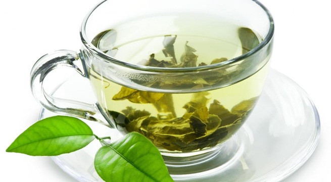 Trà xanh. Bạn pha một ấm trà xanh và sau đó để cho nhiệt độ ấm trà nguội dần. Bạn tiến hành ngâm một miếng vải sạch trong ấm trà xanh để tạo thành một miếng gạc và đắp nhẹ lên vùng da bị cháy nắng ít nhất 10 đến 15 phút.