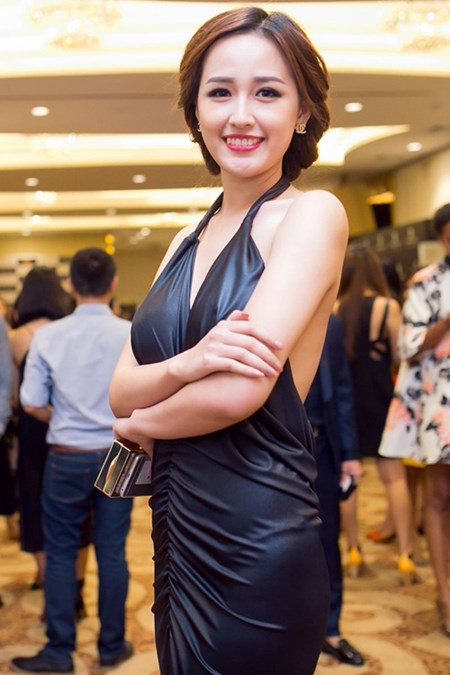 Do chất liệu mỏng, bóng lại ôm sát nên Mai Phương Thúy vô tình để lộ vết hằn nội y kém duyên.