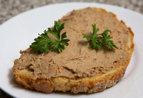 Những người mắc các chứng bệnh về tim mạch chỉ nên ăn pate 1 lần/ tuần để đảm bảo sức khỏe. Ảnh: sam.