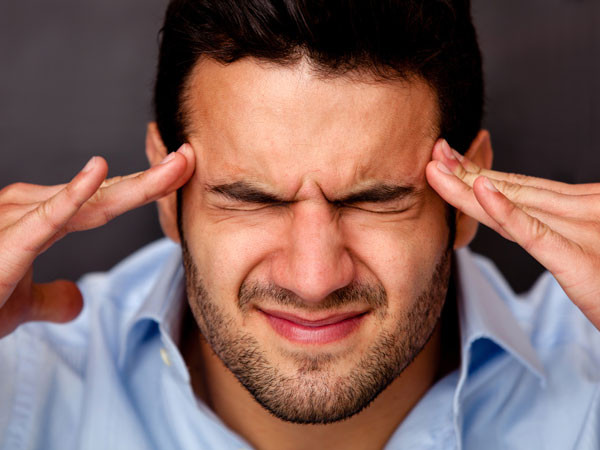 Mất nước có thể gây ra đau đầu hoặc đau nửa đầu. Do đó, uống nước có thể giúp bạn xoa dịu cơn đau đầu hoặc cơn đau nửa đầu một cách hiệu quả.