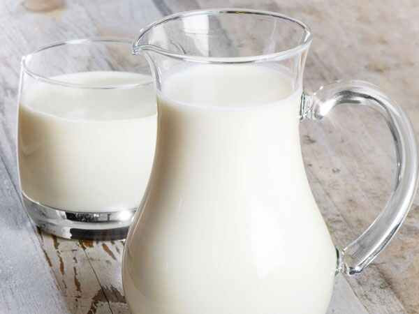 Bên cạnh đó, bạn có thể uống sữa béo bởi sữa béo rất giàu protein, canxi và carbohydrate giúp tăng cân.