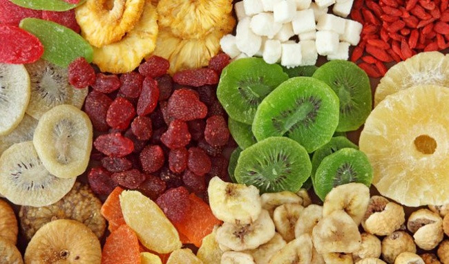 Tiêu thụ trái cây khô cũng là một cách để bạn tăng cân một cách khỏe mạnh và an toàn. Ảnh: Boldsky.