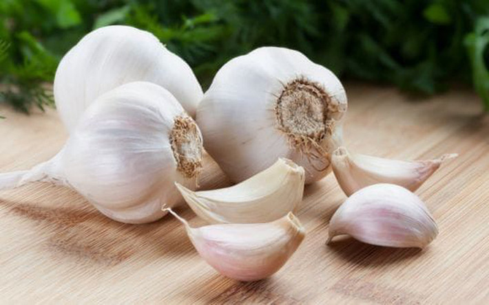 Tỏi có chứa allicin và các hợp chất thực vật khác, có thể giúp làm giảm LDL cholesterol cũng như các yếu tố nguy cơ bệnh tim khác. Ảnh: vtv1.