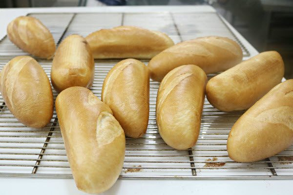 Người bị thừa cân, béo phì cũng là những đối tượng không nên sử dụng bánh mì. Ảnh: daubepgiadinh.