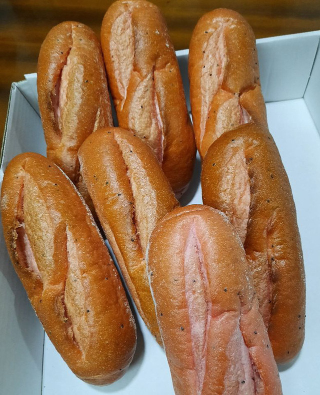 Trong bánh mì có chứa một loại cholesterol xấu và hàm lượng tinh bột cao khiến cơ thể dễ tích tụ nhiều mỡ thừa, làm ảnh hưởng đến tim mạch, tăng nguy cơ mắc bệnh cao huyết áp. Ảnh: cafebizcdn.