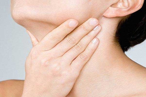 Một số dấu hiệu khác cảnh báo sớm ung thư vòm họng còn bao gồm: ù tai, thay đổi giọng nói, đau nhức và khó nuốt. Ảnh: program30.