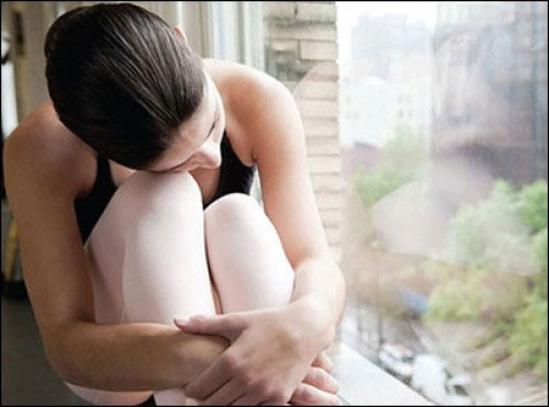 Ở một số người, khi gặp stress hoặc bị căng thẳng, thậm chí là hưng phấn quá mức họ thường bị ngứa ở những vị trí khác nhau. Tình trạng này có thể do viêm da thần kinh gây nên hoặc một lý do nào đó không thể giải thích được. Phụ nữ bị ngứa âm đạo do stress hoặc căng thẳng thường là do mất cân bằng hormone và rối loạn nội tiết tố và biểu hiện ra ngoài là hiện tượng ngứa “vùng kín”.