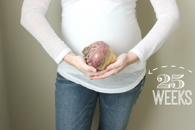 Ở tuần thứ 25, em bé có kích thước bằng một củ cải Thụy Điển. Ở tuần thứ 25 của thai kỳ, mạng lưới các dây thần kinh trong tai của bé phát triển tốt hơn và nhạy cảm hơn so với trước đây. Bé có thể nghe thấy giọng nói của ba mẹ khi hai bạn trò chuyện với nhau.