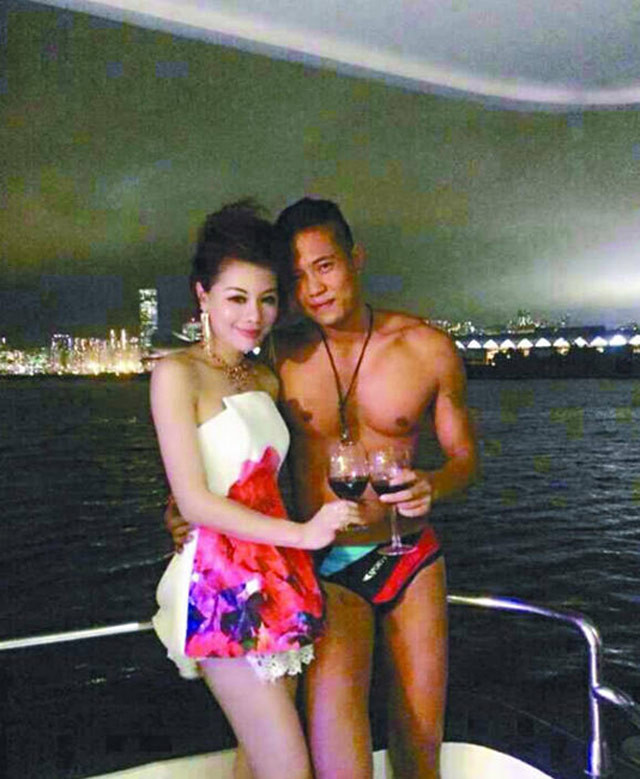 Xen giữa các chuyến đi là những dịch vụ ăn chơi. Buổi tối, họ sẽ được tham dự tiệc và ngắm cảnh trên cảng Victoria Hong Kong.
