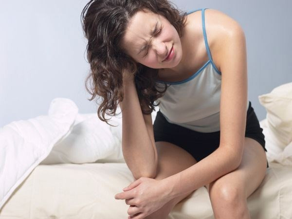 Đặc biệt, việc lạm dụng thuốc giảm đau khi đau bụng kinh rất nguy hại. Nó có thể tạm thời giảm triệu chứng đau bụng nhưng đồng thời cũng che lấp các biểu hiện của những căn bệnh phụ khoa nguy hiểm khiến bạn không thể thăm khám và chữa trị kịp thời. Điều này sẽ tăng nguy cơ dẫn tới các vấn đề về sinh sản như hiếm muộn, vô sinh.
