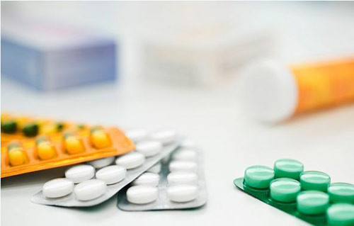 Nghiện thuốc. Chính vì chỉ có tác dụng giảm đau tạm thời nên nhiều bác sĩ đã kê cho bệnh nhân những thuốc giảm đau hạng nặng như hydrocodone trong những trường hợp đau mãn tính hoặc đau kéo dài. Điều không may là những thuốc giảm đau này sẽ gây nghiện vì có chứa chất an thần, nhất là những người sử dụng thuốc trong thời gian dài.