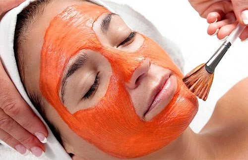Mặt nạ không phù hợp. Việc chọn mặt nạ trị mụn phù hợp cho da là điều kiện tiên quyết để có hiệu quả trong việc trị mụn. Việc chọn sai loại mặt nạ phù hợp với da mặt của mình không chỉ khiến da mặt bị ngứa, bị dị ứng mà còn khiến tình trạng mụn trở nên khó chữa hơn bao giờ hết. Vì vậy, trước khi quyết định sử dụng mặt nạ trị mụn, bạn nên xin tư vấn từ bác sỹ da liễu nhé.