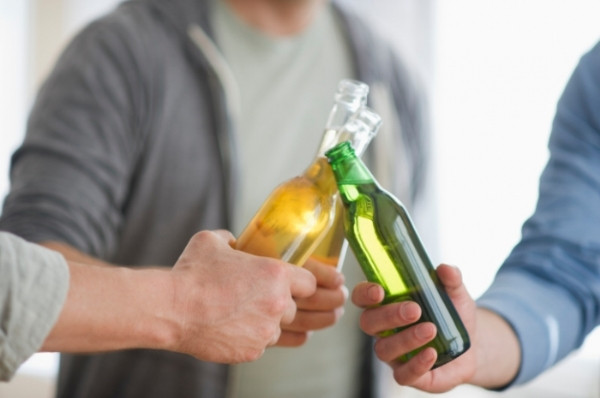 Bạn hay nhậu nhẹt. Đây là quãng thời gian vui vẻ mà bạn không tính toán tới lượng calo dư thừa trong những đồ uống có cồn bạn nạp vào. Giải pháp trong những lúc này là hãy uống rượu đỏ vì chúng không gây béo bụng.