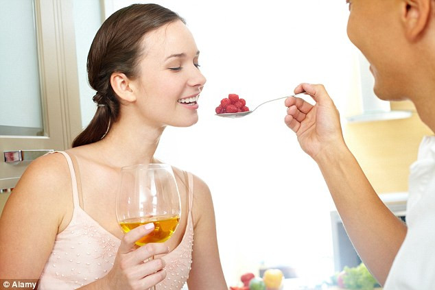 Bạn không kiểm soát khẩu phần ăn. Kiểm soát khẩu phần ăn là một trong những yếu tố quan trọng giúp bạn giảm cân, nếu không thực hiện quá trình này, bạn sẽ không biết được bạn đang tiêu thụ những gì. Do vậy, hãy xác định cụ thể, mỗi bữa ăn bạn nên nạp bao nhiêu chất dinh dưỡng cần thiết (bao gồm protein, carbohydrates và chất béo tốt như dầu ô liu và bơ), để giúp cơ thể luôn cân đối.
