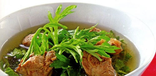 Canh thịt lợn nạc, ngải cứu: thịt lợn nạc 100g, ngải cứu 100g, gừng 30g, bột gia vị vừa đủ. Thịt lợn nạc rửa sạch thái chỉ ướp với bột gia vị. Ngải cứu rửa sạch, thái vừa. Gừng rửa sạch giã nhỏ cho nước vào lọc kỹ lấy 200ml nước gừng. Đun sôi nước gừng thì cho thịt lợn, ngải cứu vào quấy đều, sôi lại là được. Ăn ngày 1 lần lúc đói, cần ăn liền 3 - 5 ngày trước kỳ kinh 5 ngày. Đây là món ăn từ ngải cứu có tác dụng điều kinh, giảm đau bụng và giảm khó chịu ngày đèn đỏ cho chị em.