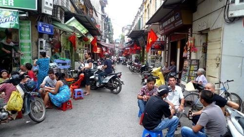 Phố ẩm thực Tạ Hiện. Phố Tạ Hiện được xem như là một trong những con phố ẩm thực độc đáo nhất ở Hà Nội. Phố chỉ dài vài chục mét nhưng luôn tấp nập khách du lịch và các bạn trẻ ghé qua.
