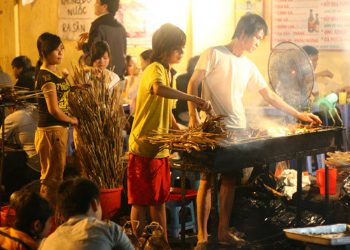 Phố chân gà nướng Lý Văn Phức. Ngõ nhỏ bên đường Nguyễn Thái Học này được xem như là thiên đường của chân gà. Cái vị dai dai của gân da gà, mùi thơm của mật ong đã cuốn hút các bạn trẻ. .
