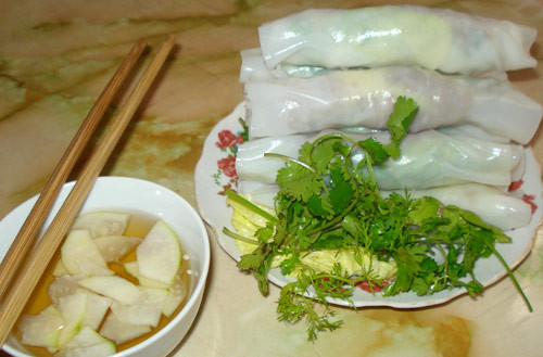 Những người sành ăn thì mách rằng, chỉ có phở cuốn Hưng Bền mới đúng vị và cũng ngon nhất ở con phố này.