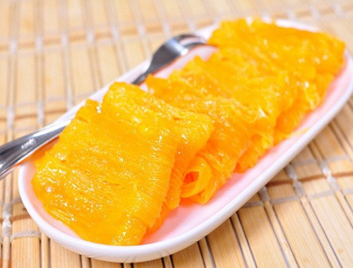 Foi Thong. Món này được làm từ lòng đỏ trứng gà hoặc trứng ngỗng, đun thành sợi vàng ươm trong nước siro có pha một ít tinh chất hoa hồng hoặc hoa nhài. Foi Thong thường được phục vụ trong đám cưới và các bữa tiệc quan trọng khác do có màu vàng cam bắt mắt. Theo quan niệm của người Thái món ăn này sẽ mang lại nhiều may mắn.
