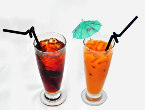 Trà sữa. Đây có thể được xem là đồ uống phổ biến nhất ở Thái Lan. Sự kết hợp giữa vị chát của hồng trà với vị béo ngậy của sữa tạo nên sự hấp dẫn cho món này. Có thể dễ dàng bắt gặp trà sữa mọi nơi, từ các quầy hàng rong cho tới các quán cafe, nhà hàng.