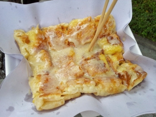 Thái pancake. Món này có vị ngọt, thơm ngon, ăn kèm với kem dừa trong những ngày hè. Chiếc bánh Thái pancake có hương vị rất độc đáo, phần vỏ ngoài giòn, nhưng bên trong lại rất mềm, thường được ăn không hoặc ăn kèm với nhân hoa quả dâu tây, xoài, chuối hay dứa.