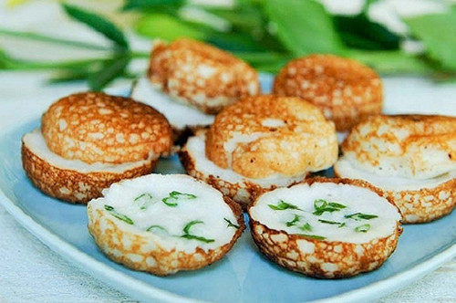 Bánh dừa (Khanom krok). Món ăn đường phố này có thể dễ dàng tìm thấy trên những xe đẩy ở các con hẻm hay chợ trời Thái Lan. Bánh được làm từ bột mì và sữa dừa trộn theo một tỉ lệ nhất định rồi đem nướng trên than củi. Món ăn này tuy ngọt nhưng không hề ngán.