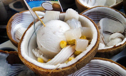 Kem dừa. Đây là món tráng miệng tuyệt vời trong những ngày hè oi bức. Kem đựng trong vỏ dừa rỗng, có thêm một ít bắp, đậu phộng hoặc thạch dừa tạo thêm hương vị lạ miệng cho món kem.