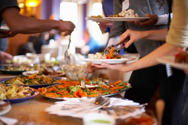 8. Ăn buffet cho bữa sáng. Một bữa ăn buffet sẽ khiến bạn khó xác định được lượng calo mình tiêu thụ cũng như các loại thực phẩm bạn ăn. Do đó, bạn dễ gặp phải sai lầm trong lựa chọn thực phẩm khiến cơ thể mệt mỏi, uể oải trong buổi sáng, giảm sự tập trung trong công việc. Thậm chí, bạn sẽ có nguy cơ tích thêm nhiều mỡ vào cơ thể nếu thường xuyên ăn sáng theo cách này.
