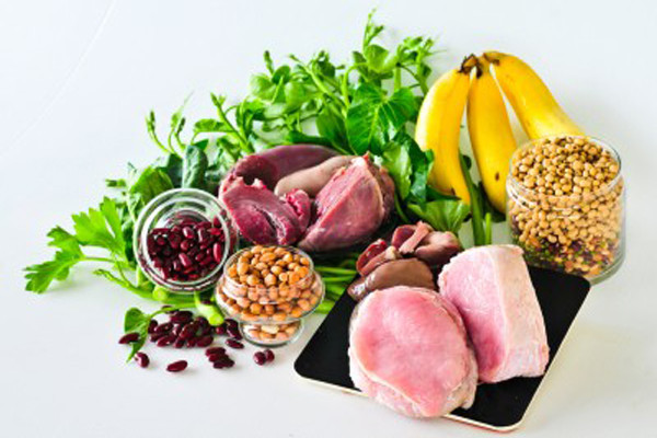 7. Thiếu hụt vitamin B. Là một trong những nguyên nhân phổ biến gây mệt mỏi ở những người lớn tuổi. Khi chúng ta già đi, dịch tiết dạ dày cũng giảm và ăn uống kém khiến vitamin B nạp vào cơ thể ít hơn. Vitamin B1 là rất cần thiết để não bộ dễ dàng chuyển đổi glucose thành nhiên liệu. Nếu bộ não của bạn không có đủ, nó sẽ không tạo được năng lượng dẫn đến chứng lo lắng, mệt mỏi và mất ngủ. Thiếu vitamin B5 cũng gây ra stress mãn tính và trầm cảm. Còn vitamin B6 lại rất cần thiết cho việc sản xuất serotonin và dopamine – giúp điều chỉnh tâm trạng của bạn.