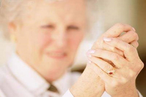 1. Rối loạn Đau mãn tính. Nếu như bạn đang chung sống với tình trạng đau mãn tính như lupus, viêm khớp thì tình trạng chán nản có thể là kết quả. Vòng luẩn quẩn thường gây ra khi bạn đau, trầm cảm, lại càng đau và càng trầm cảm. Một nghiên cứu tháng 12 vừa rồi ở 500 bệnh nhân ở trường Đại học Indiana đã kết luận, chứng trầm cảm xảy ra ở 50% người mắc những bệnh trên.