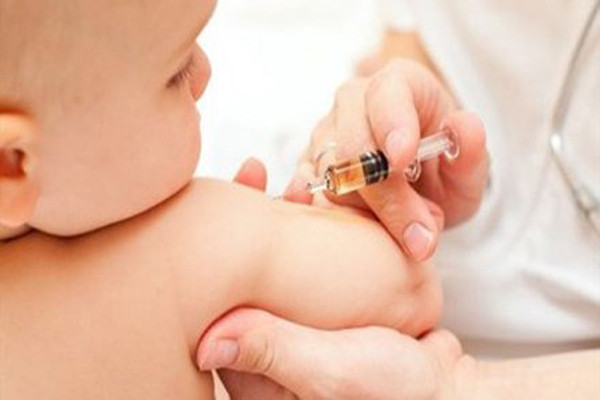 Trong trường hợp nghiêm trọng, tất cả 3 bệnh có thể dẫn đến suy tim và tử vong ở trẻ dưới một tuổi. Bạn nên tiêm vacxin DTaP cho trẻ khi trẻ được 2 tháng tuổi, và một lần nữa lúc 4 tháng tuổi, 6 tháng tuổi, 15 - 18 tháng tuổi và 4 - 6 tháng tuổi.