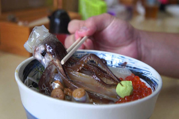  Mì Odori-don tươi sống. Là món mỳ có đặt một con mực ống còn đang sống trên phần mỳ, khi đổ nước tương lên mực, nó sẽ ngoe nguấy các xúc tu như muốn "chạy trốn" ra khỏi bát. Đối với những người sợ đồ tươi sống, có thể món ăn này thật khủng khiếp, tuy nhiên với người Nhật, trải nghiệm món ăn này mới thực sự thú vị. 