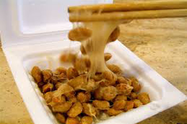 Natto. Loại đậu nành lên men có mùi rất khó chịu, như mùi mắm tôm của Việt Nam hương vị nồng và quánh. Natto được người Nhật Bản dùng phổ biến trong các bữa sáng cùng với cơm trắng và canh miso. Trên bề mặt của Natto bao phủ những sợi nhớt, tơ như màng nhện. Người ta đánh giá chất lượng Nattou qua độ dài của sợi nhớt. Nếu khi lấy đũa gắp một miếng lên khỏi chén mà sợi nhớt càng dài thì natto càng ngon.