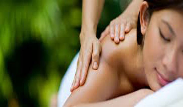 2. Massage trị liệu (Massage Therapy) là một sự kết hợp tinh tế giữa nghệ thuật và y học. Mục đích chính của massage điều trị là đẩy mạnh tĩnh mạch về tim từ phần cuối cùng của tay, chân. Massage điều trị có hiệu quả để giảm các triệu chứng bệnh bằng cách làm xoa dịu sự căng cơ, kích thích lưu thông máu đến các mô cơ, phá vỡ và loại bỏ độc tố, cân bằng ôxy trong não, làm thư giãn hệ thần kinh và tinh thần.