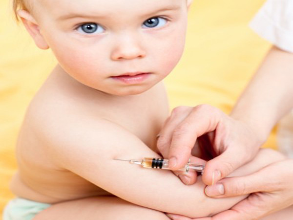 2. Vacxin DTaP bảo vệ trẻ tránh bệnh bạch hầu - một loại vi khuẩn khiến cổ họng của trẻ bị xám đen gây ra uốn ván (co thắt cơ bắp, làm tổn thương đến cấu trúc xương của trẻ) và ho gà (căn bệnh phổ biến, dễ lây lan, nhưng lại rất khó kiểm soát).