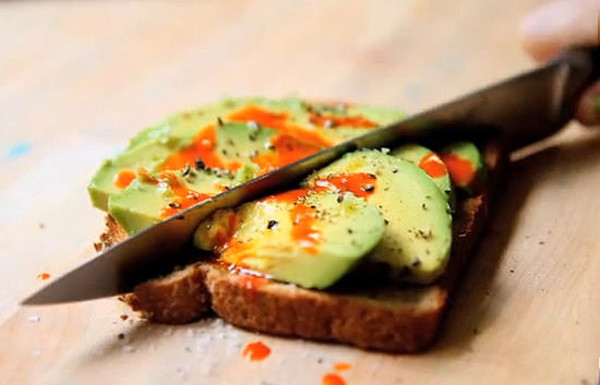 Bánh mì bơ nướng. Chỉ mất năm phút để chuẩn bị một bữa ăn sáng nhẹ bụng mà không kém phần dinh dưỡng. Bơ cắt lát hoặc xay nhuyễn quết lên mặt bánh mỳ nướng, rưới tương cà và có thể thêm một chút mầm lúa mỳ là có thể thưởng thức. Bạn cũng có thể dùng nó cho các bữa phụ hàng ngày của bé.